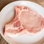 Schweinekotelett geschnitten